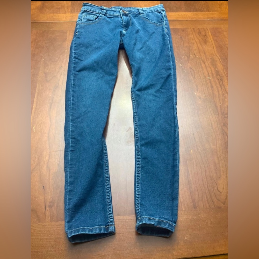 Side Bottom skinny jeans are a junior size 28.